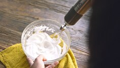 En Immersion Blender med visp som lager krem