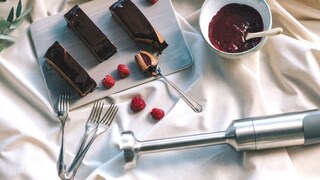 Immersion Blender lager luksuriøs sjokolademoussekake og bringebærsaus