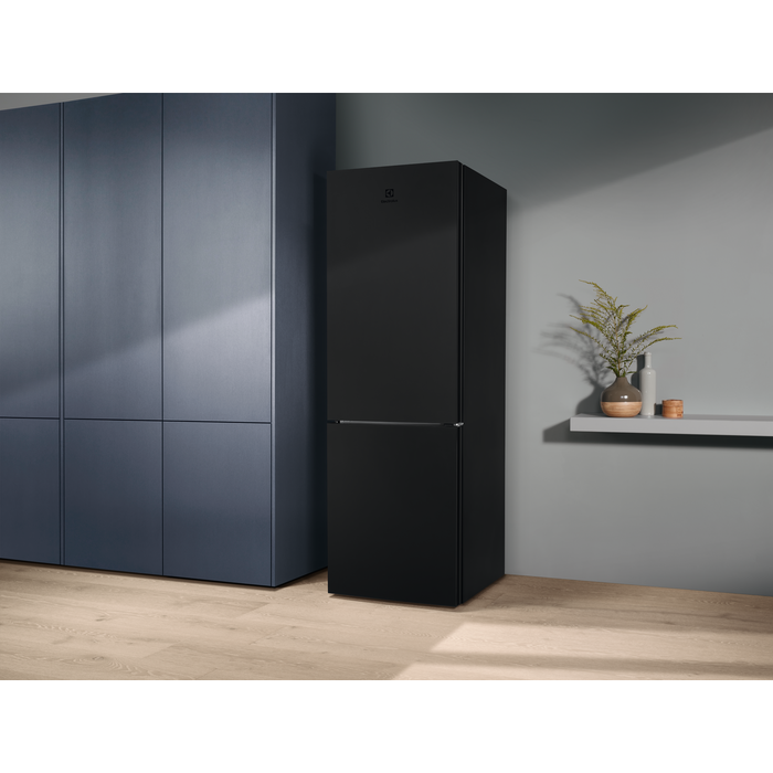 Electrolux - Frittstående kombiskap - LNT7ME32M2