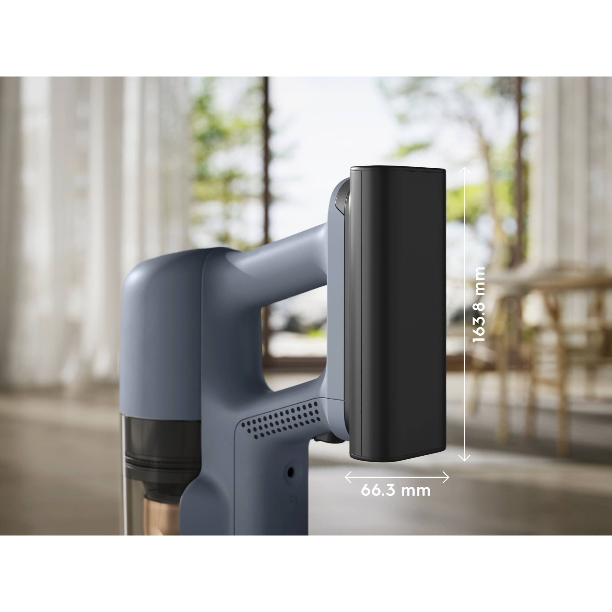 Charge right on the handle – automatic protection stops overcharging