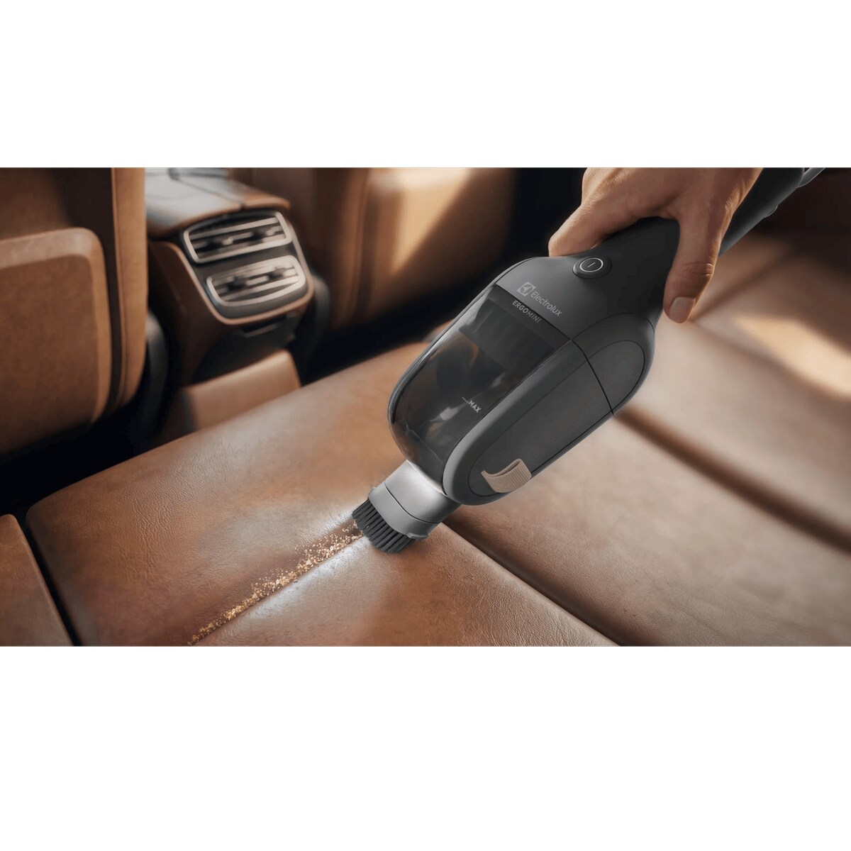 The small dusting brush gently cleans uneven or delicate surfaces, such as crevices in cars.