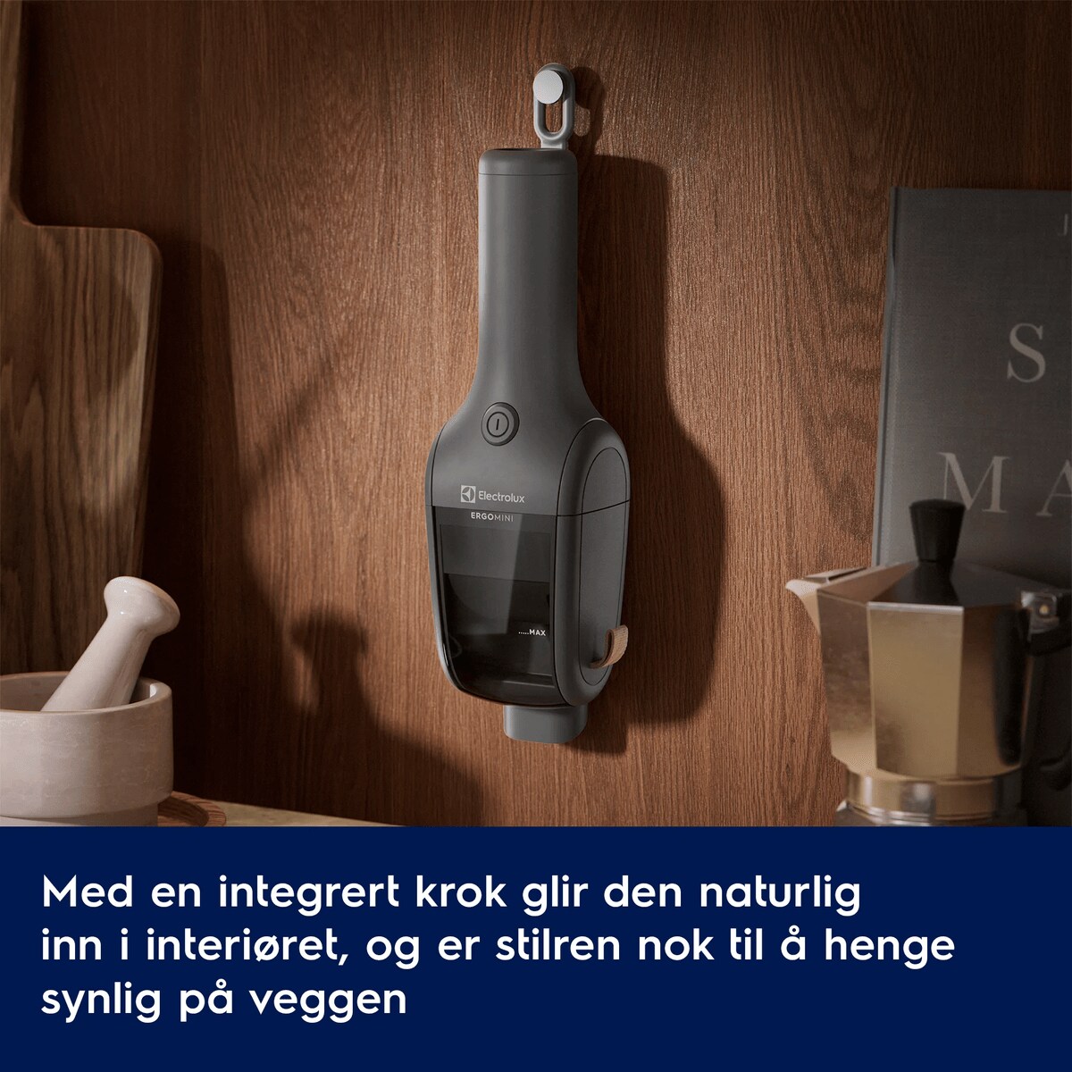 Med en integrert krok glir den naturlig inn i interiøret, og er stilren nok til å henge synlig på veggen.