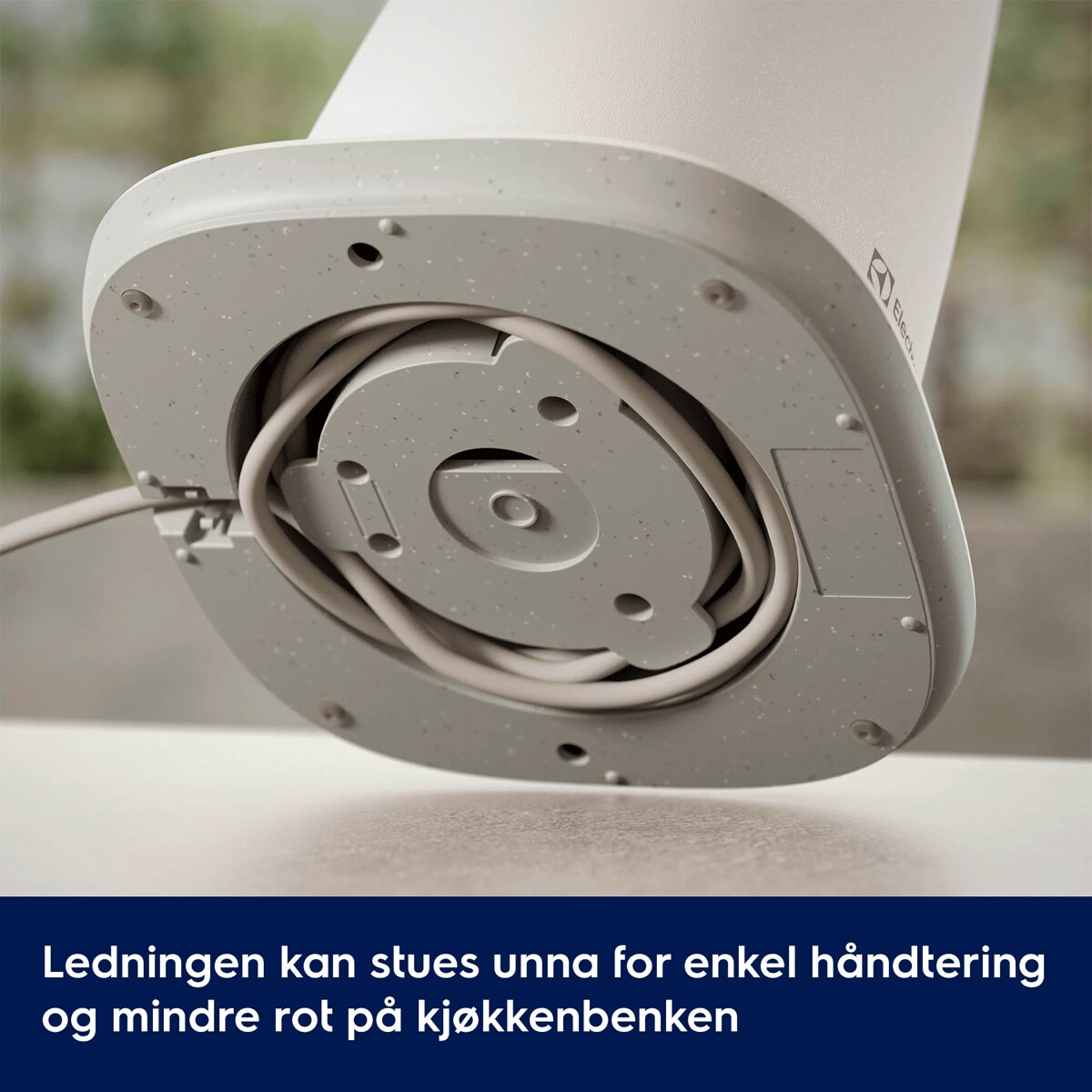 Ledningen kan stues unna for enkel håndtering og mindre rot på kjøkkenbenken.