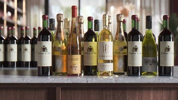 Vinflaskor på köksbänken