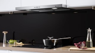 En Electrolux ventilator over en kasserolle, på en induksjonstopp