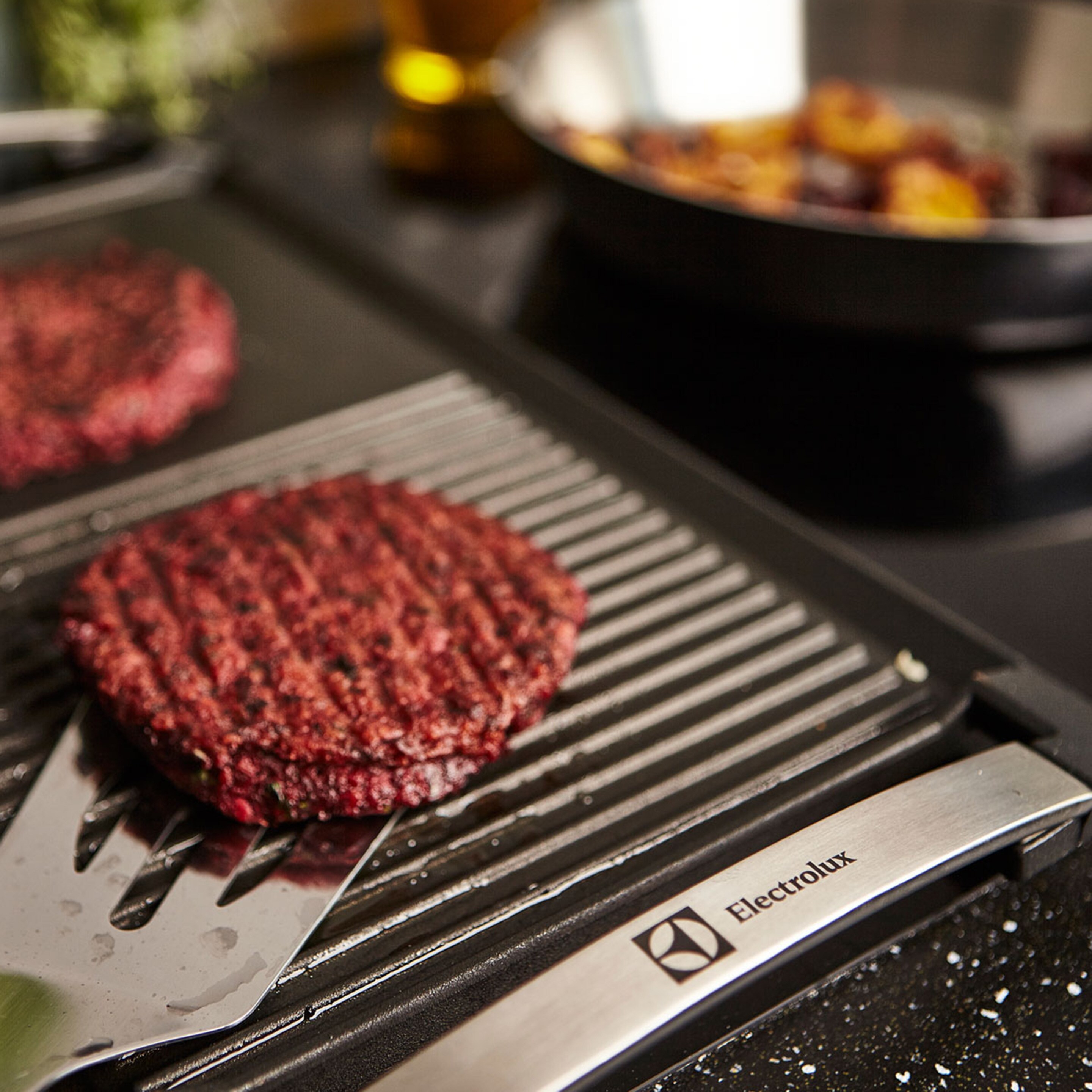 En rødbetburger på plancha-grillen fra Electrolux