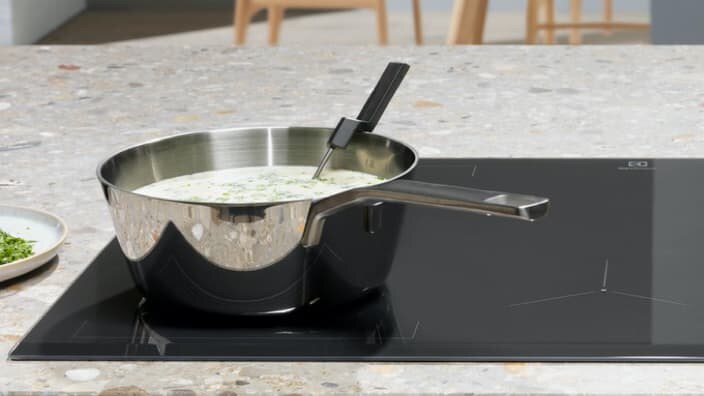 matlagning på en induksjonsplatetopp