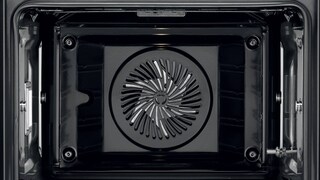 Den rene innsiden i en Electrolux-ovn
