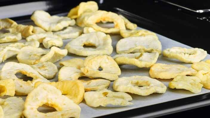 tørkede eppleringer på et stekebrett