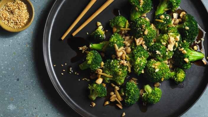 fargerike grønnsaker på et fat