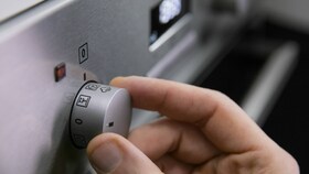 Hell vann i damprommet og vri på PlusSteam-knappen på Electrolux Multifunction-ovnen med PlusSteam