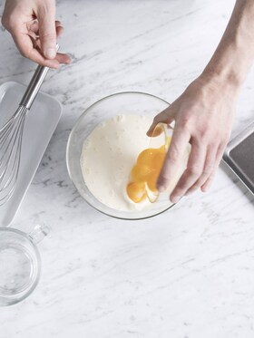 Bakeren setter sammen ingrediensene til vaniljesaus