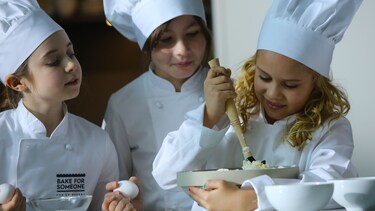 Barn som baker på Electrolux Bak for Noen pop-up-bakeriet