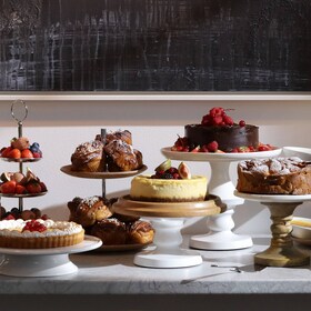 Et bord fylt med kaker på Bak for Noen pop-up-bakeriet