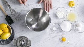 Ingredienser for sitronmarengs lagt ut, klare for baking