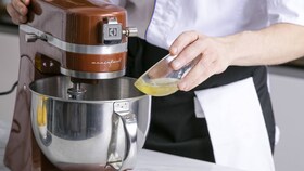 En Electrolux-kokk kombinerer sakte ingrediensene for marengs
