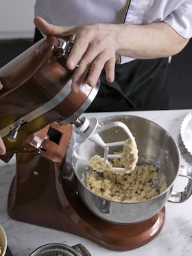 Baker som bruker Electrolux Assistent til å lage en deilig kake