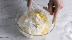 Electrolux-baker som setter sammen alle ingrediensene til fyllet