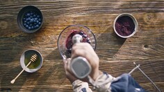 Electrolux Immersion stavblender blander ingrediensene til mandelpannekaker