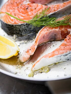 Fersk laksefilet med urter