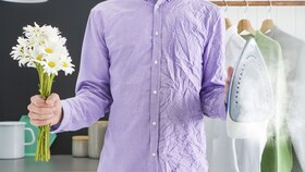 En mann med en skjorte som er halvparten glatt, halvt rynket, for å vise fordelene med SteamCare
