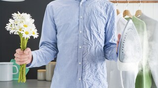 En skjorte som er halvparten glatt, halvt rynket, for å vise kraften i dampvask