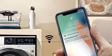 en kvinne ser i My Electrolux Care App