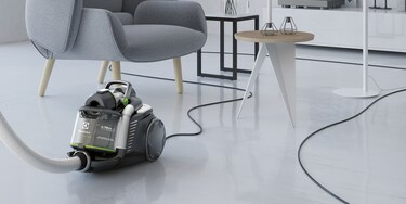 Noen bruker den ekstra lange ledningen i Electrolux Ultraflex Green til enkel rengjøring av en hel stue