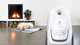 Electrolux UltraSilencer Zen som rengjør et kjøkken