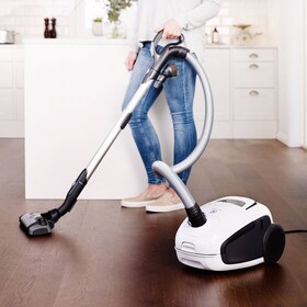 En kvinne som bruker The Happy Vac