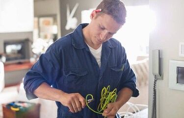 en tekniker på hvitvarer hos electrolux