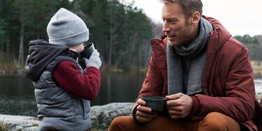 far og sønn snakker sammen