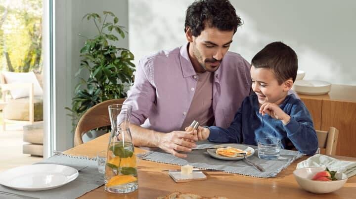 en pappa og sønn som spiser frokost