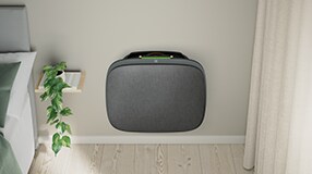 en luftrenser på en hylle i et soverom