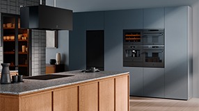 kjøkkenbenk med kjøkkenapparater