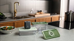 bokser med mat plassert på et bord