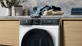 en vaskemaskin mellom to skap