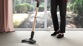en mann støvsuger et gulvteppe