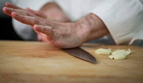 kokk som knuser en hvitløk