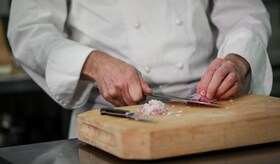 kokk som hakker en halv løk