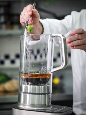 Blander ingrediensene til dressingen
