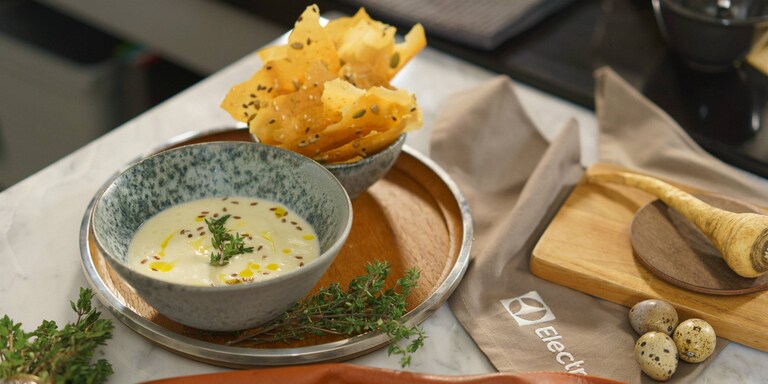 Sesongens grønnsakssuppe med knasende frøflak