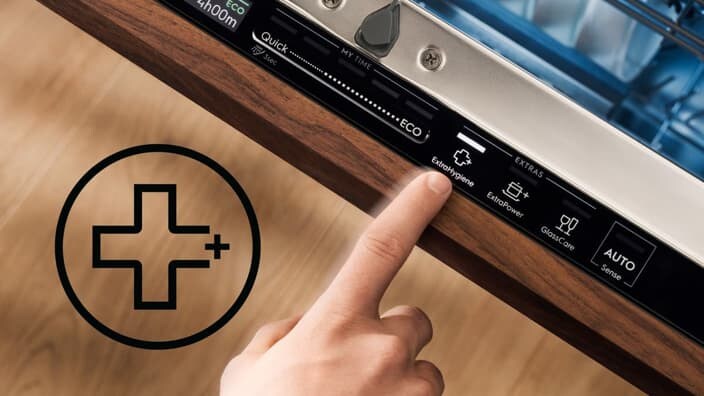 finger på en kontrollpanel på en oppvaskmaskin
