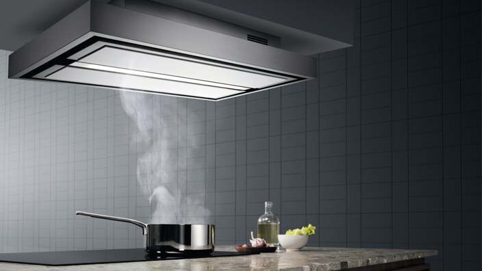 Takmontert ventilator over en induksjonstopp