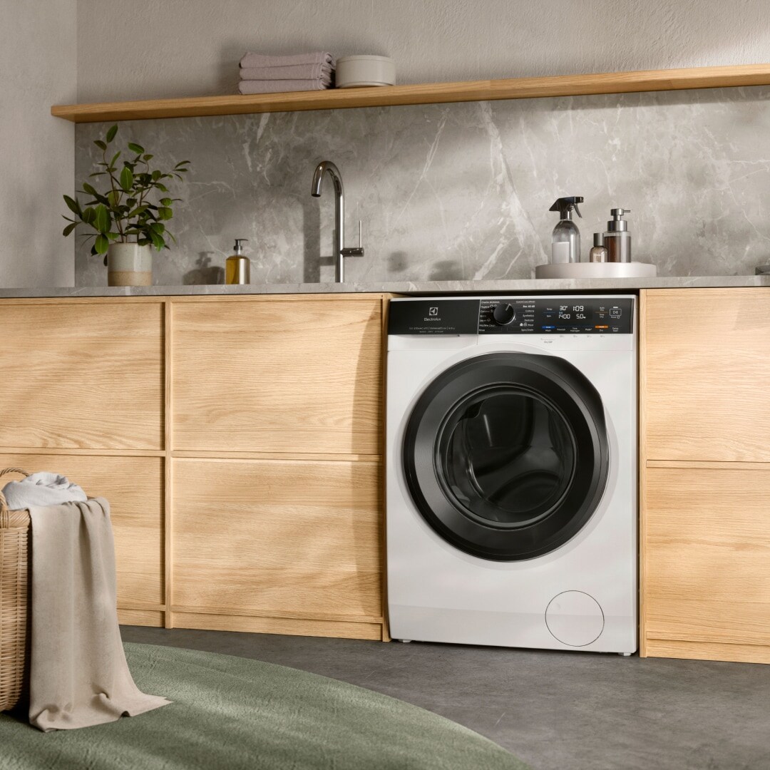 Electrolux vaskemaskin med tørketrommel under en benkeplate.
