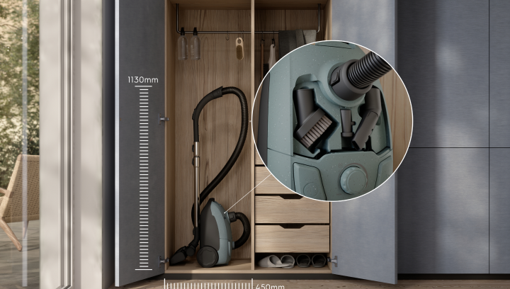 En Electrolux støvsuger i en garderobe, samt et nærbilde av støvsugerens oppbevaringsrom.