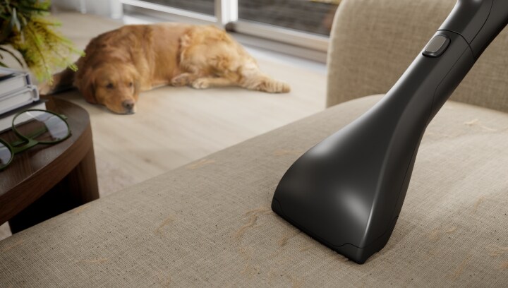 Electrolux støvsugermunnstykke på sofa.