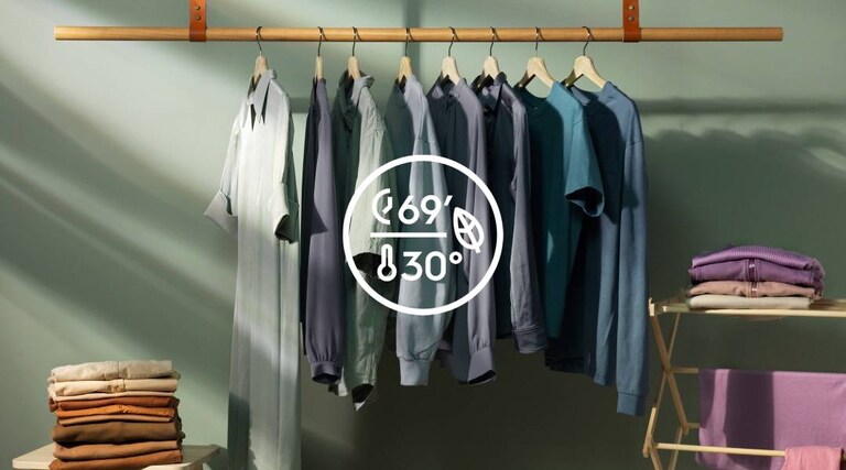 Rene klær som henger på et klesstativ, vasket på 30 grader for å spare energi