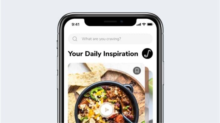 mobil med oppskrifter i skjermen