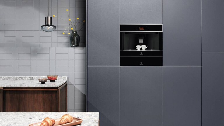 Integrert kaffemaskin på et moderne kjøkken.